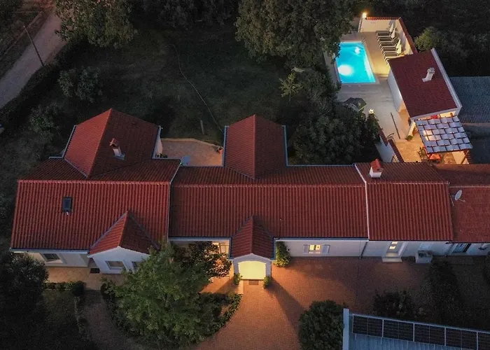 Luxury With A Swimming Pool Poljica, Zadar - 22070 * 브르시